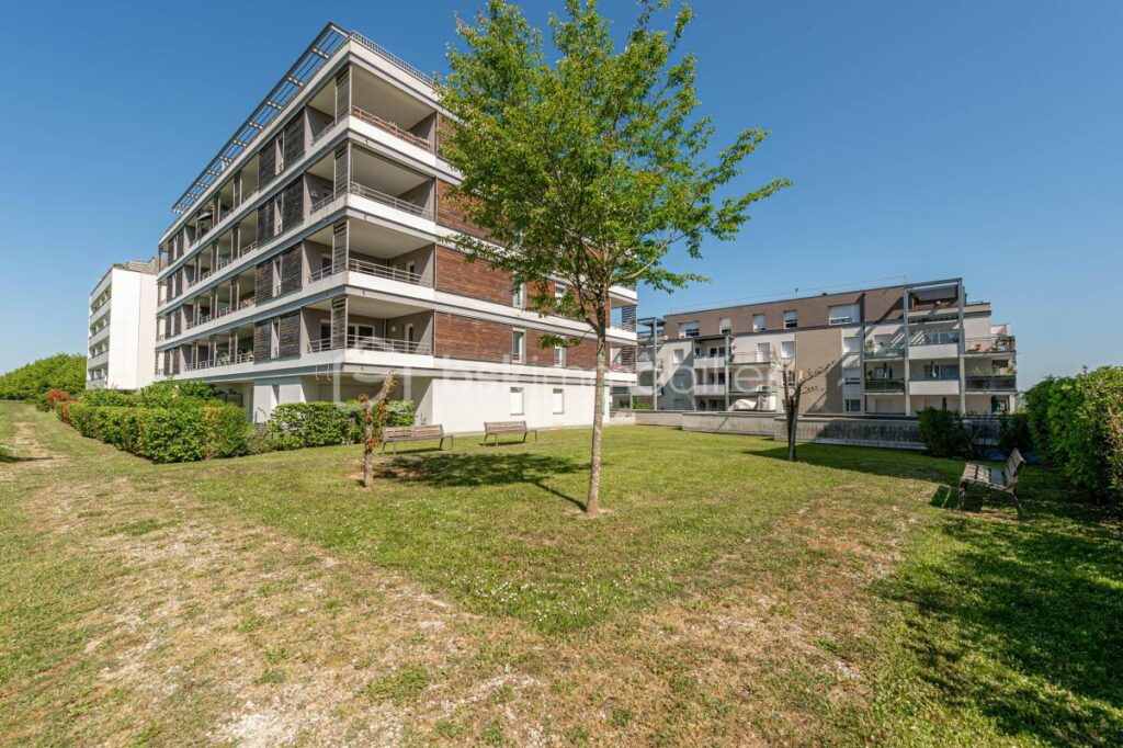 Joli T3 en étage avec terrasse couverte et vue dégagée / Stationnement privatif en sous-sol – 3 pièces – 2 chambres – 64 m²