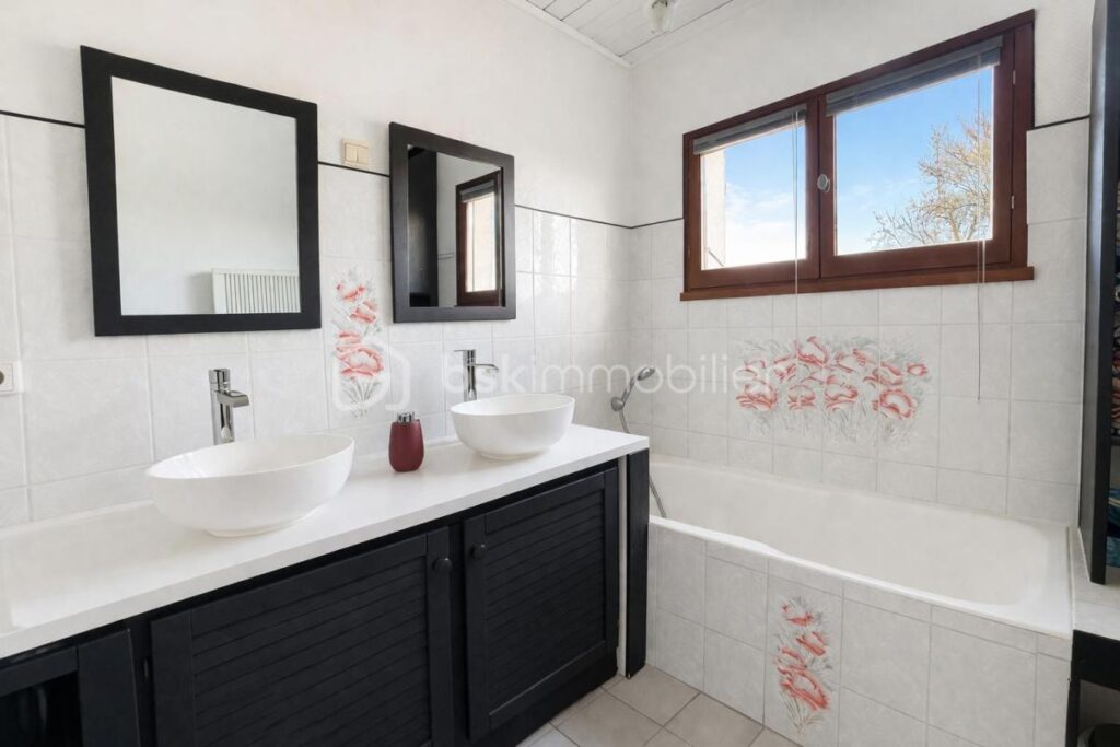 Maison familiale 183 m² avec piscine, grand terrain et vue nature – Rovon à proximité immédiate de Vinay – 6 pièces – 4 chambres – 183 m²