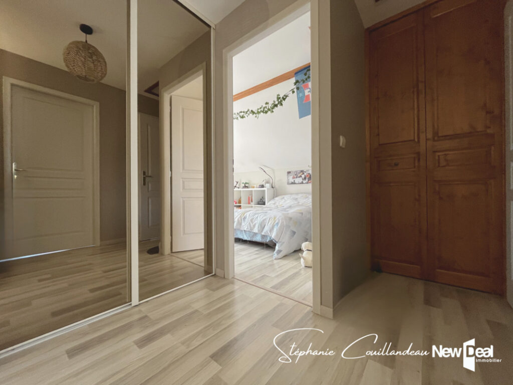 Jolie maison en parfait état avec grand terrain, piscine et belle vue lac à Grésy sur Aix – 5 pièces – 4 chambres – 119 m²