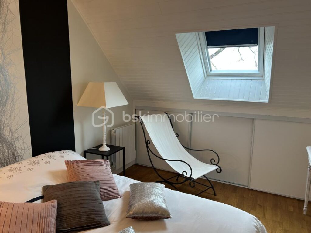 Maison spacieuse et lumineuse de 145m² avec terrasse agréable – 7 pièces – 3 chambres – 145 m²