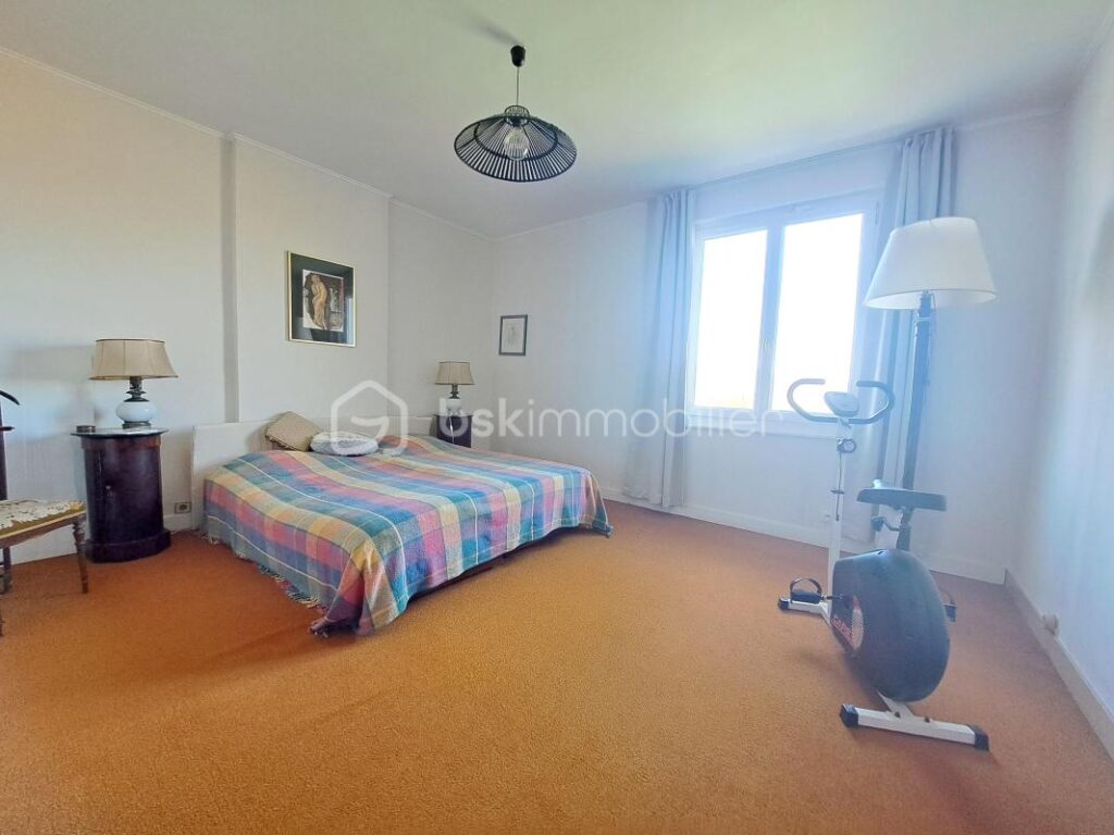 PROPRIETE DE CARACTETRE AVEC DEPENDANCE SUR ENVIRON 3750 M² DE TERRAIN DANS UN ENVIRONNEMENT CALME – 10 pièces – 7 chambres – 222 m²