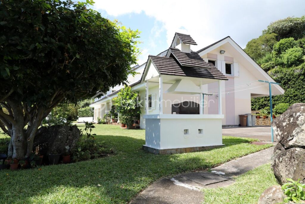 ✨ Villa d’exception avec vue mer – La Montagne (97417) – 7 pièces – 5 chambres – 350 m²