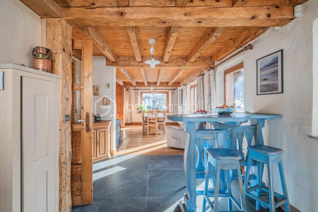 MEGEVE- CHALET FAMILIAL AU COEUR D’UN HAMEAU HISTORIQUE – 12 pièces – 7 chambres – 243 m²