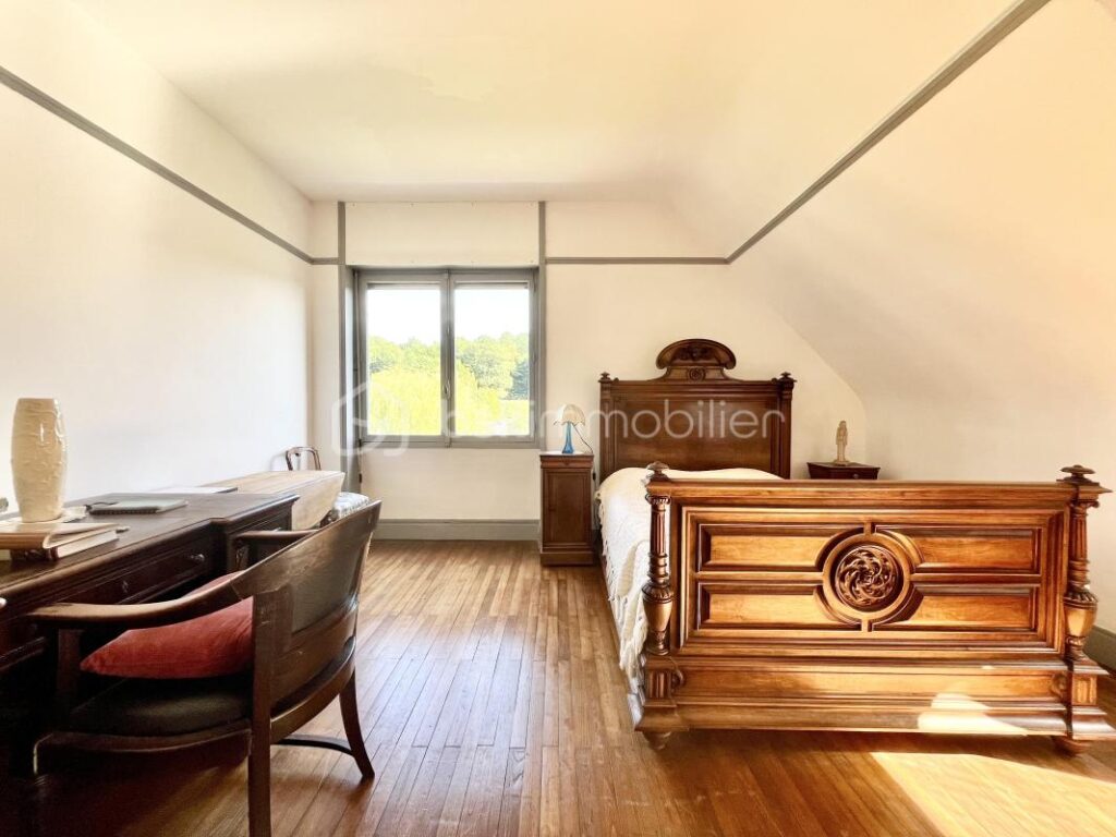 Maison d’architecte de 298 m² dans parc arboré de 7609 m² – 11 pièces – 7 chambres – 298 m²