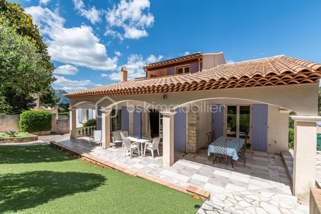 DPT VAR 83 : VERITABLE HAVRE DE PAIX – 6 pièces – 4 chambres – 160 m²