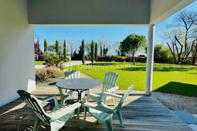 Maison contemporaine (2015) de plain-pied – 257 m² – Terrain 3 456 m² avec piscine – Barro (16) – 9 pièces – 4 chambres – 257 m²