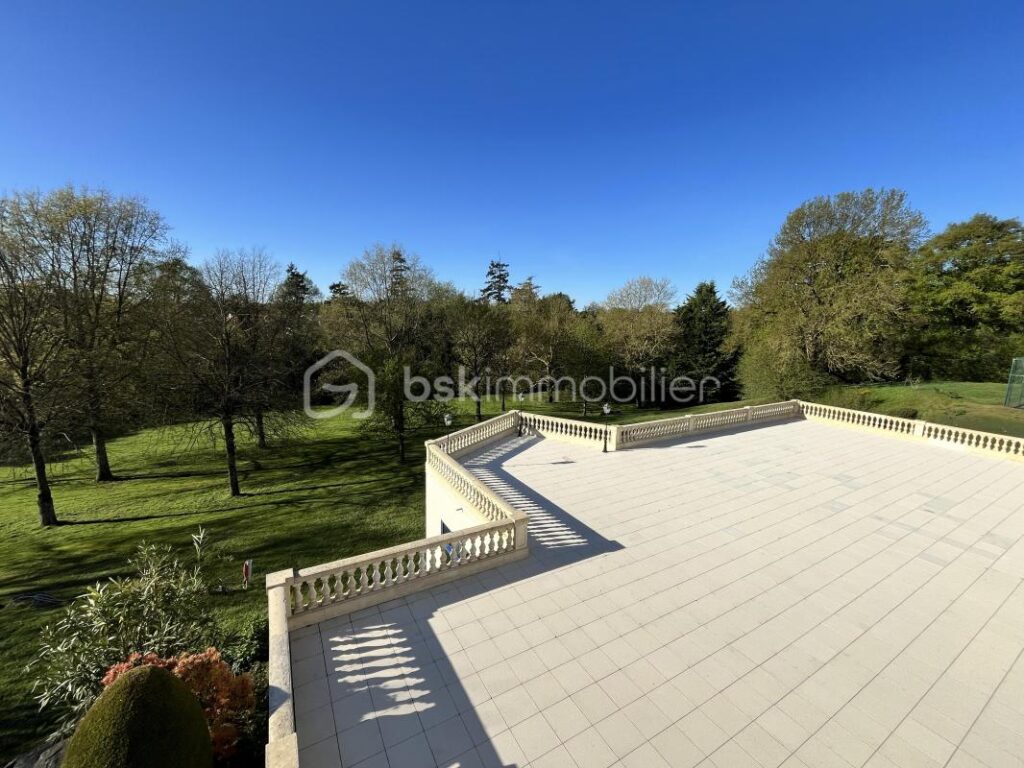 PROPRIÉTÉ 483m2 – 12 pièces – 8 chambres – 483 m²