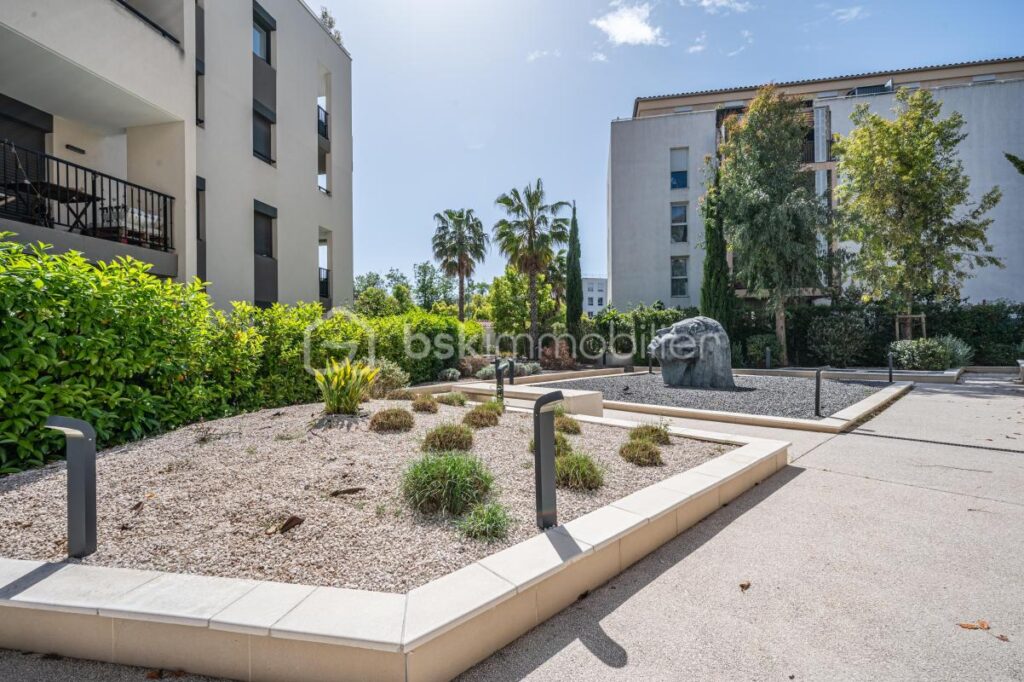DPT VAR (83) – APPARTEMENT MODERNE ET SPACIEUX – VUE MER ET COLLINE – 4 pièces – 3 chambres – 106 m²