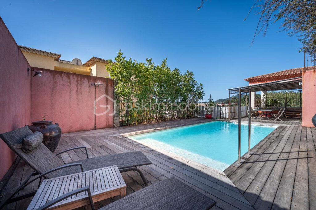 DPT VAR (83) – MAISON SPACIEUSE AVEC PISCINE et STUDIO – VUE MER – 8 pièces – 6 chambres – 172 m²