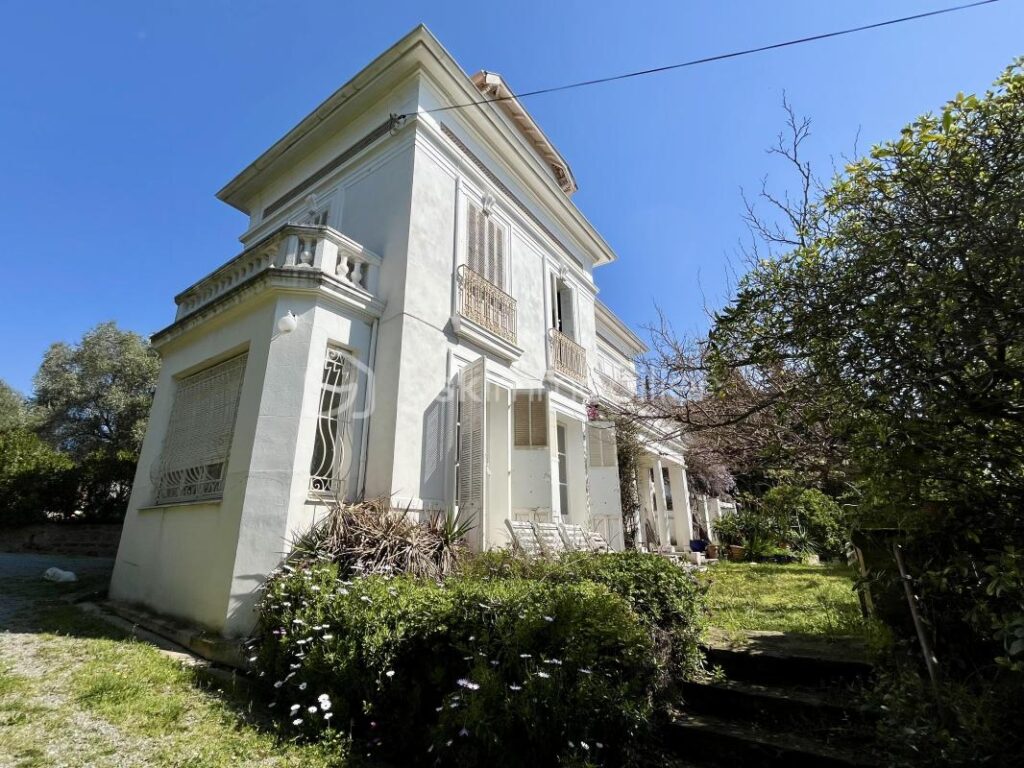 Centre de Saint-Raphaël – Élégante propriété de caractère des années 1930, vue mer sur un emplacement d’exception – 11 pièces – 5 chambres – 320 m²