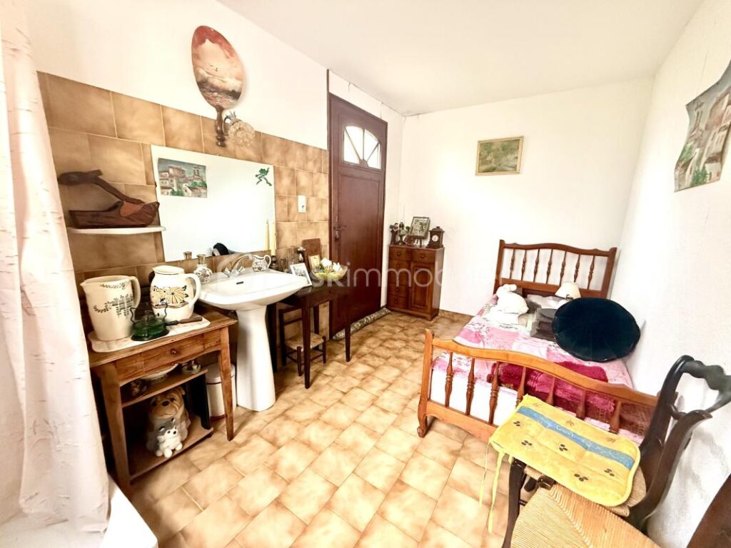 🏡À VENDRE VILLA DE 130 M2 + GRANDE VÉRANDA AVEC VUE PANORAMIQUE – GARAGE ET ABRIS DE JARDIN – FORT POTENTIEL SUR 1060 M2 DE TERRAIN – VALENSOLE – PRIX 305 000 € 🌿✨ – 5 pièces – 3 chambres – 130 m²