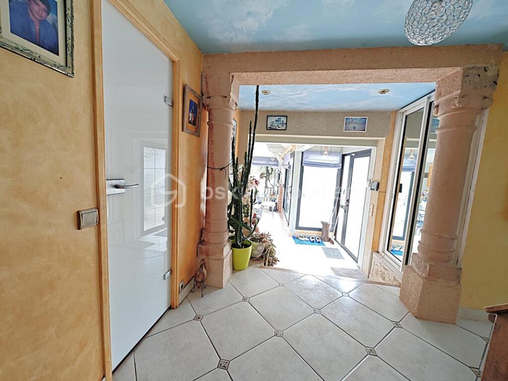 À 10 minutes de RAMBOUILLET, propriété de 220m²habitable sur terrain de 940m² avec une magnifique piscine de 5 M par 10 M – 4 pièces – 3 chambres – 171 m²