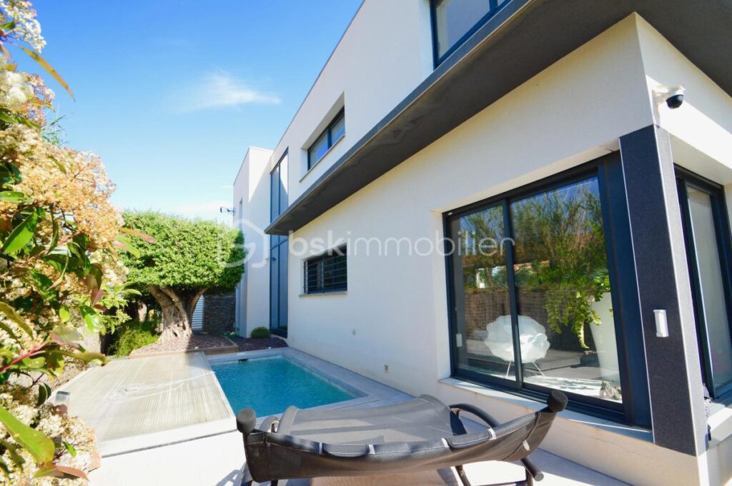 Belle villa avec jardin, garage et piscine – 5 pièces – 3 chambres – 180 m²