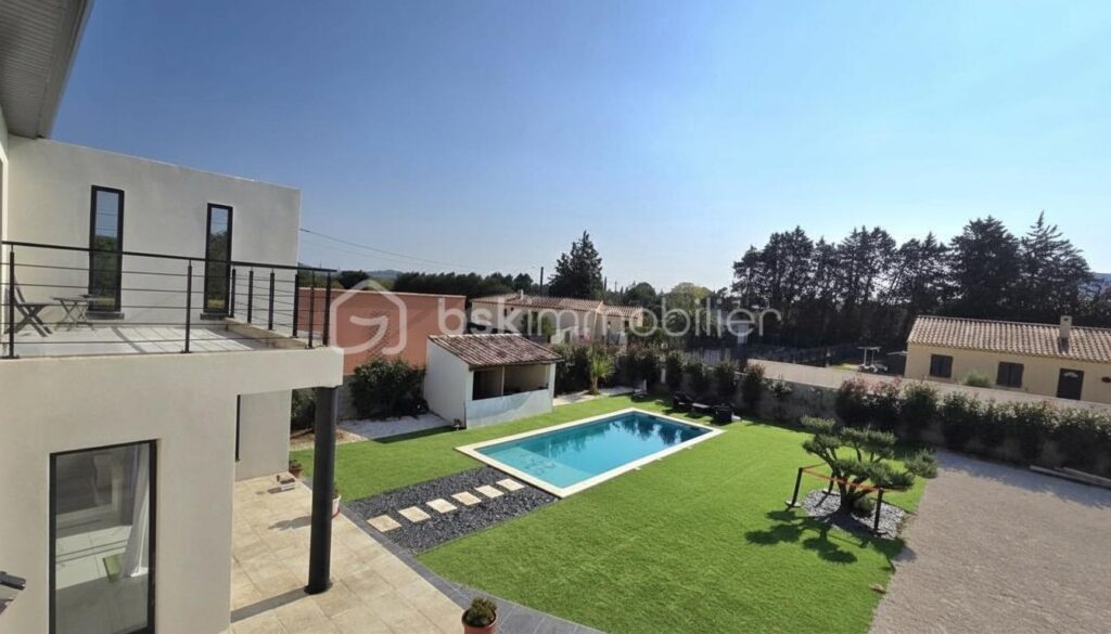 Villa contemporaine avec suite parentale en RDC, piscine, garage et grand jardin – 6 pièces – 4 chambres – 188 m²