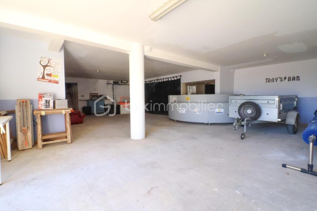 Villa Familiale 140 m², 3 Chambres, Piscine, Jacuzzi et Grand Garage – 5 pièces – 3 chambres – 140 m²