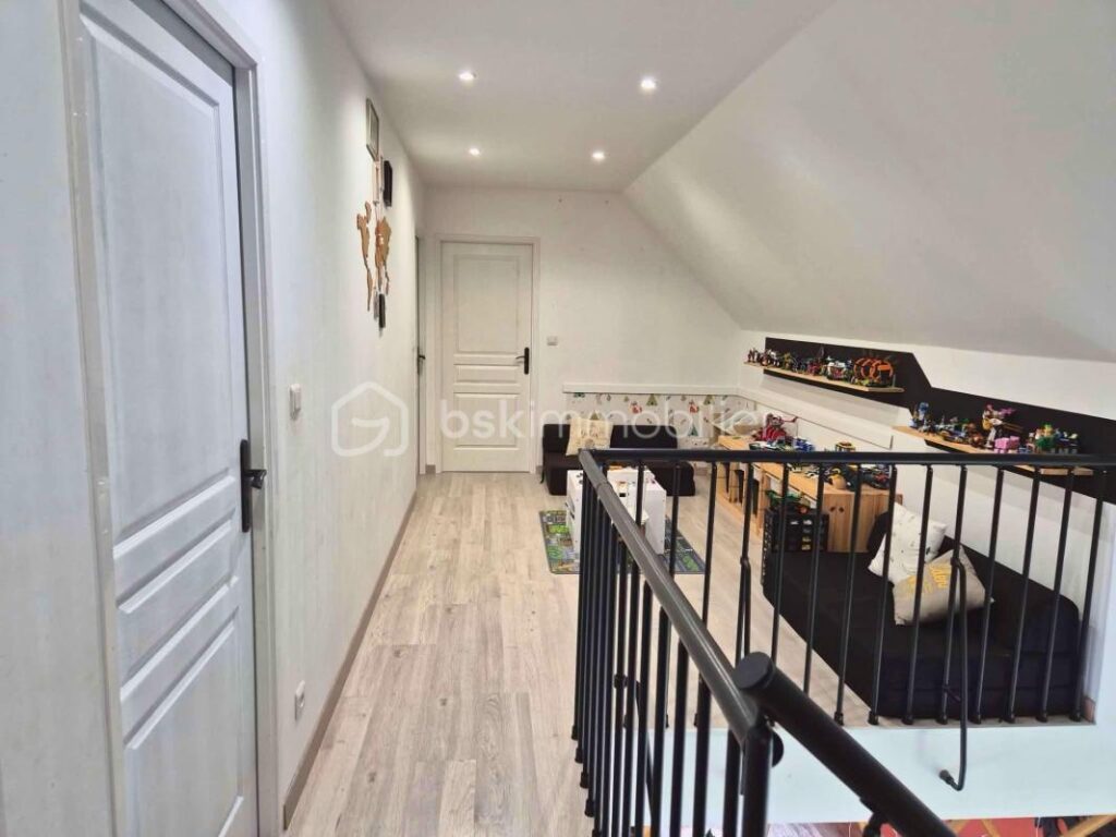 Exclusivité Maison contemporaine de 2018 – 154 m² – DPE A – Plain pied et Suite parentale – Terrain 1 139 m² – Garage – 6 pièces – 5 chambres – 154 m²