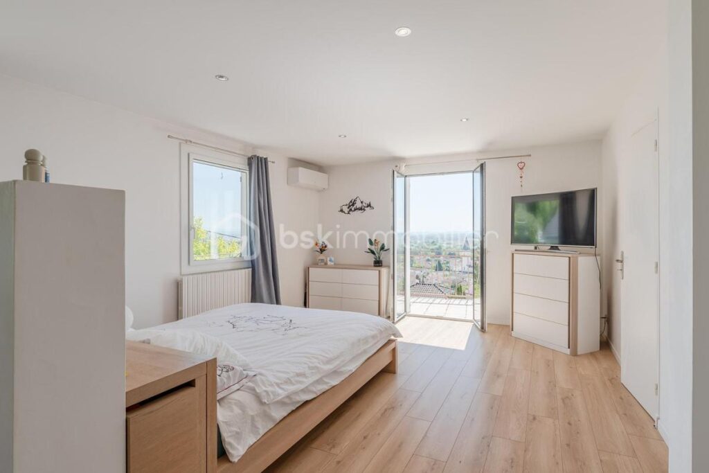 MAISON FAMILIALE AVEC VUE DÉGAGÉE, AU CALME DANS UN CADRE EXCEPTIONNEL PROCHE COMMODITÉS – 8 pièces – 5 chambres – 241 m²