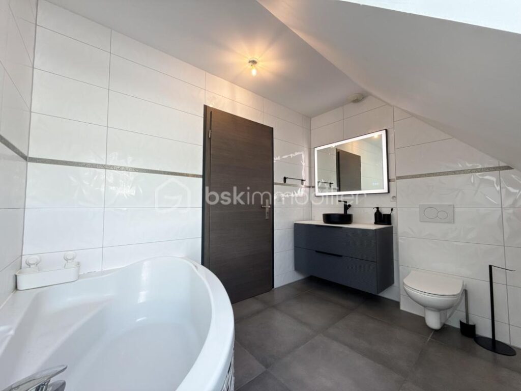 Maison contemporaine 2015 – 140m2 – 5,12 ares de terrain – 5 pièces – 4 chambres – 140 m²