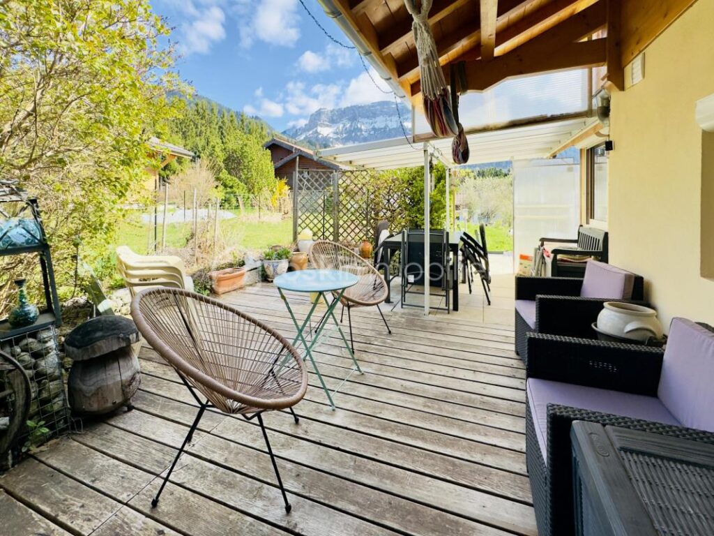 ✨ Saint Sixt – Maison familiale T6 rénovée avec vue montagnes, terrain de 1 262 m² ✨ – 6 pièces – 3 chambres – 128 m²