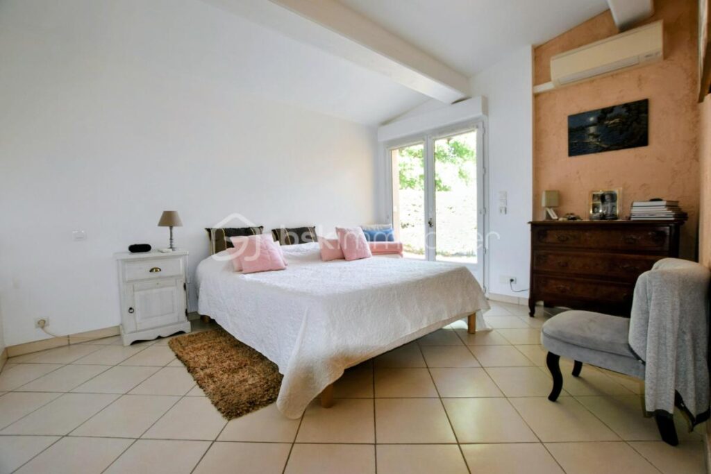 Superbe villa de 148 m2 sur une terrain de 2400 m2 – 5 pièces – 4 chambres – 148 m²