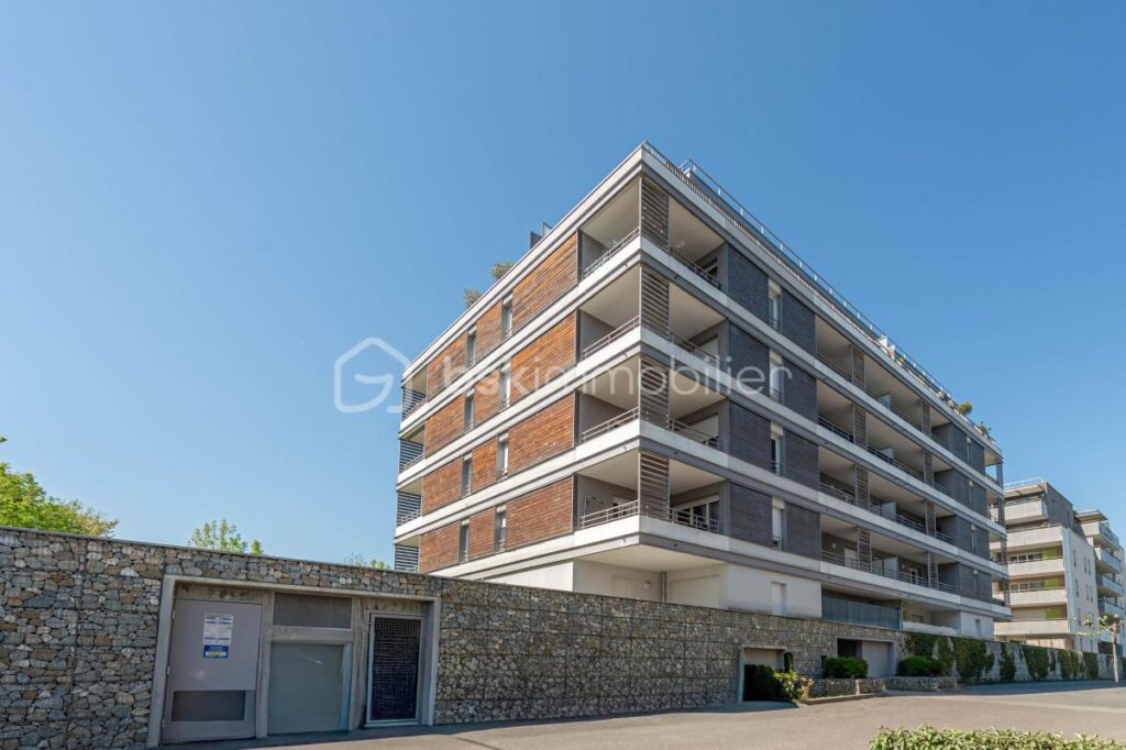 Joli T3 en étage avec terrasse couverte et vue dégagée / Stationnement privatif en sous-sol – 3 pièces – 2 chambres – 64 m²