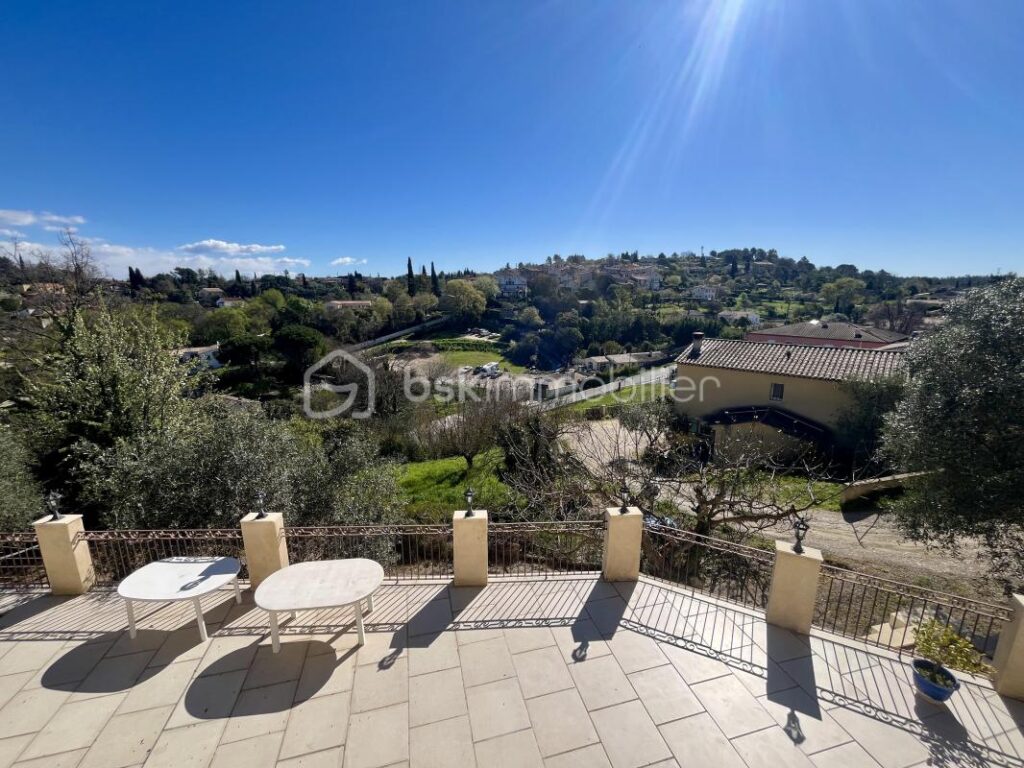 VILLA T4 + T2 – Saint Paul En Forêt – Vue exceptionnelle, au calme avec un fort potentiel ! – 6 pièces – 4 chambres – 145 m²