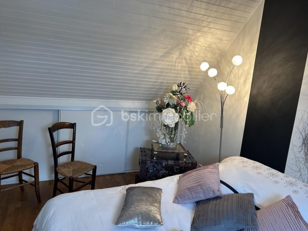 Maison spacieuse et lumineuse de 145m² avec terrasse agréable – 7 pièces – 3 chambres – 145 m²