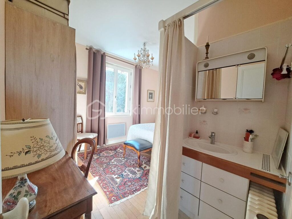 PROPRIETE DE CARACTETRE AVEC DEPENDANCE SUR ENVIRON 3750 M² DE TERRAIN DANS UN ENVIRONNEMENT CALME – 10 pièces – 7 chambres – 222 m²