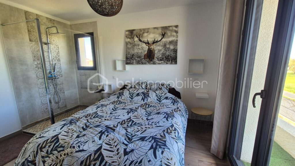 A VENDRE VILLA TROIS FACES DE 96M² SUR TERRAIN DE 394M A SAINT CYPRIEN – COTE VILLAGE – EN IMPASSE – TROIS CHAMBRES – DEUX PIECES D EAU – DEUX TOILETTES – BUANDERIE – PISCINE – TERRASSE – PROCHE DES ECOLES DES COMMERCES ET DES PLAGES – 5 pièces – 3 chambres – 96 m²