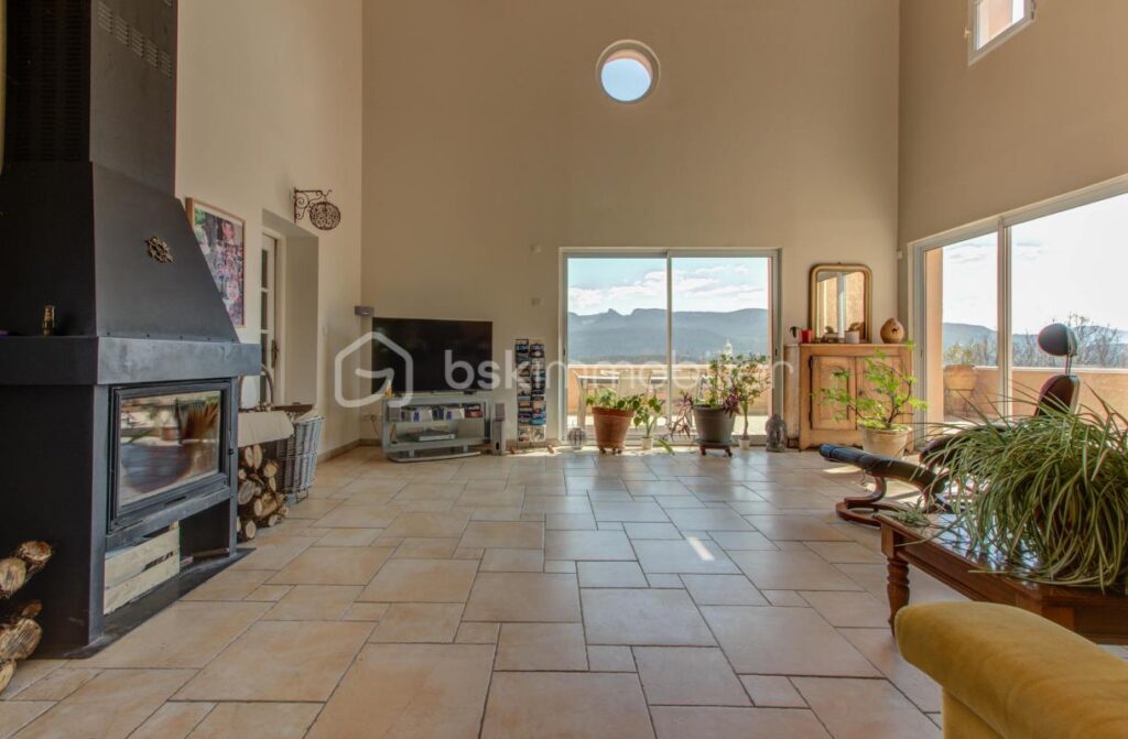 Vue panoramique 180° – Position dominante – À 15 min de Montélimar – 6 pièces – 4 chambres – 194 m²