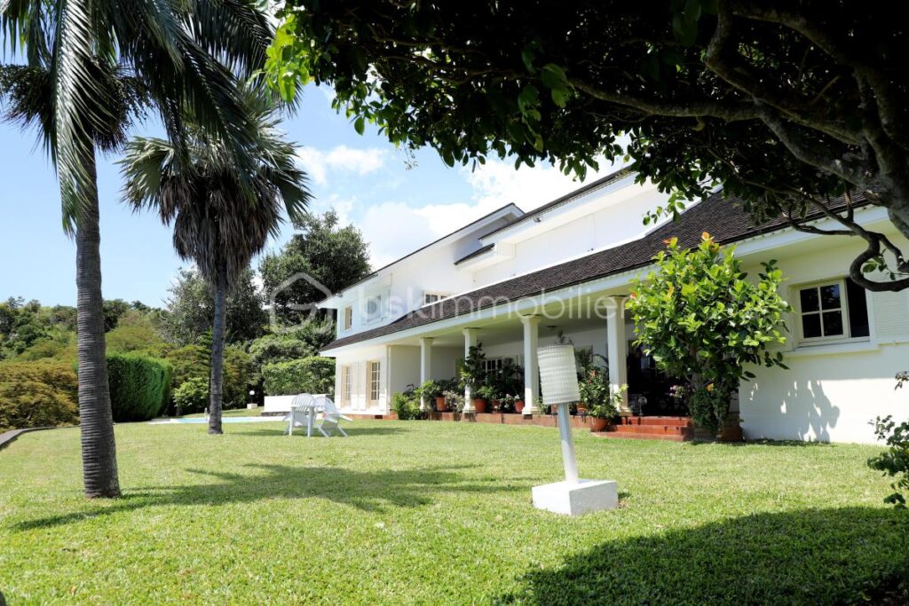 ✨ Villa d’exception avec vue mer – La Montagne (97417) – 7 pièces – 5 chambres – 350 m²