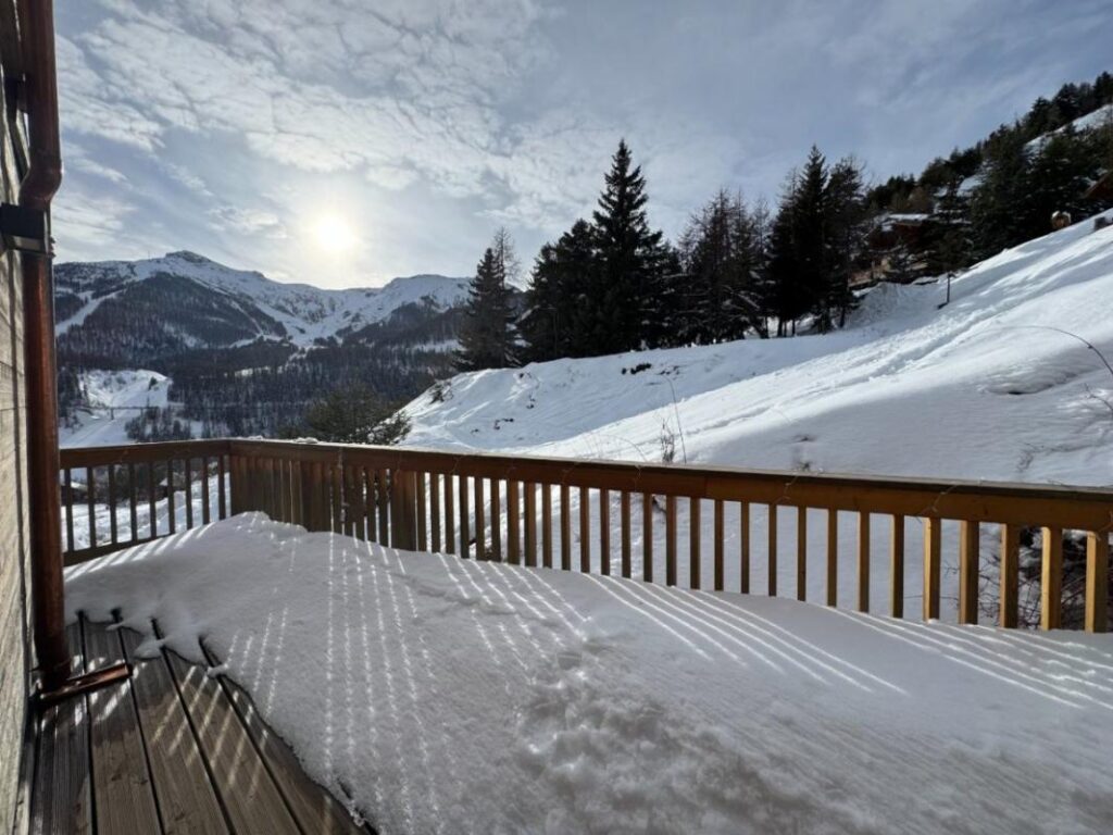 à vendre CHALET DE PRESTIGE — Auron, Station des Alpes-Maritimes 176 m² — 4 chambres — Vue imprenable sur le domaine skiable – 6 pièces – 4 chambres – 176 m²