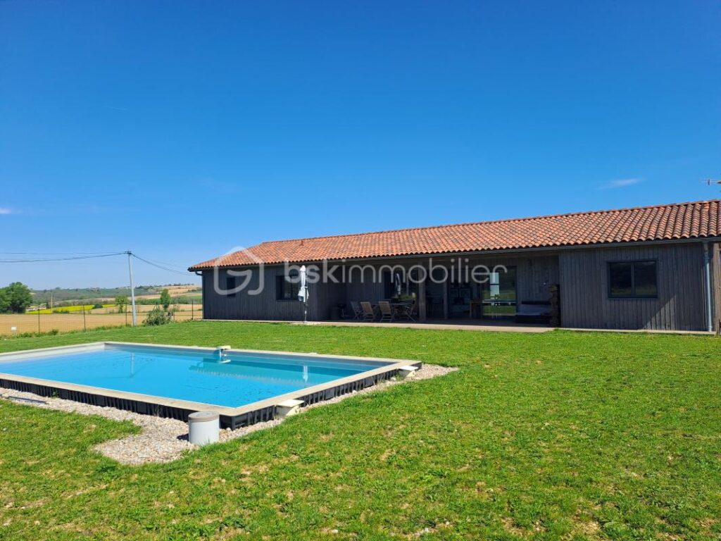 Maison en bois T6 sur 3580 m² – 6 pièces – 4 chambres – 136 m²