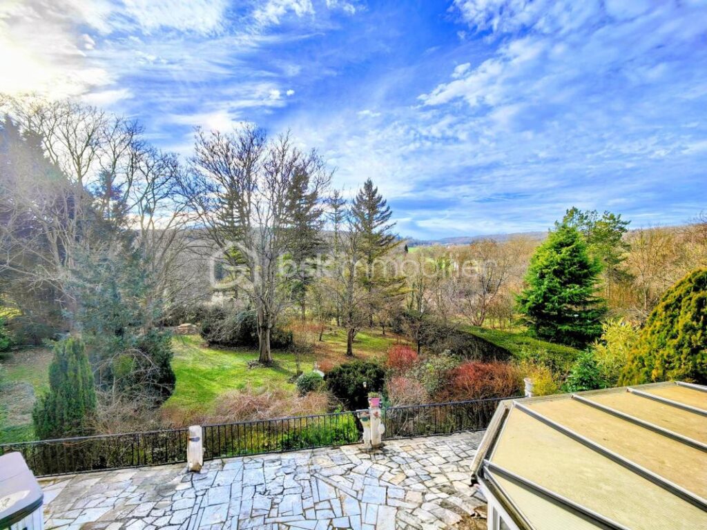 Belle maison familiale 5 ch dans un écrin boisé avec vue dégagée – 7 pièces – 5 chambres – 200 m²