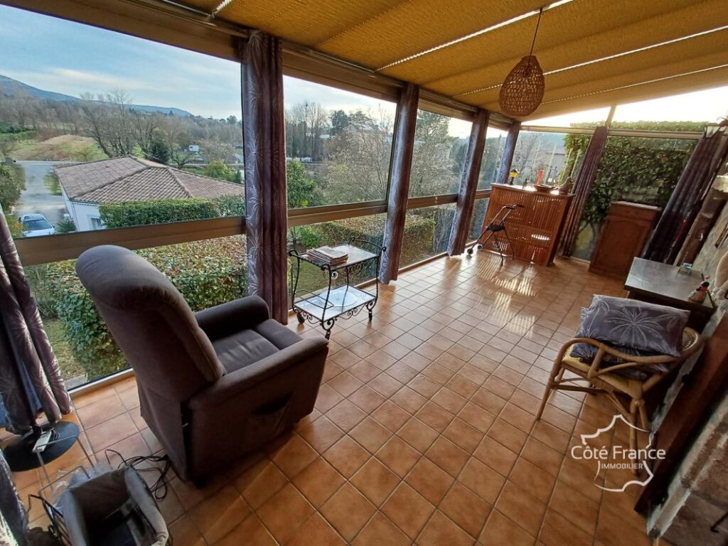 Maison de village rénovée avec dépendances et terrain attena – 6 pièces – 3 chambres – 105 m²