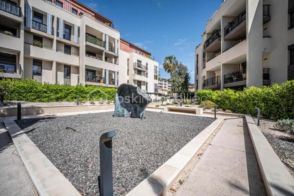 DPT VAR (83) – APPARTEMENT MODERNE ET SPACIEUX – VUE MER ET COLLINE – 4 pièces – 3 chambres – 106 m²