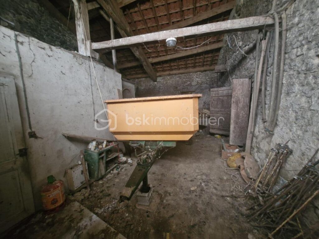 Belle maison en pierre à rénover de 150m2 avec deux dépendances de 100m2 et terrain de 47 hectares – 4 pièces – 2 chambres – 150 m²