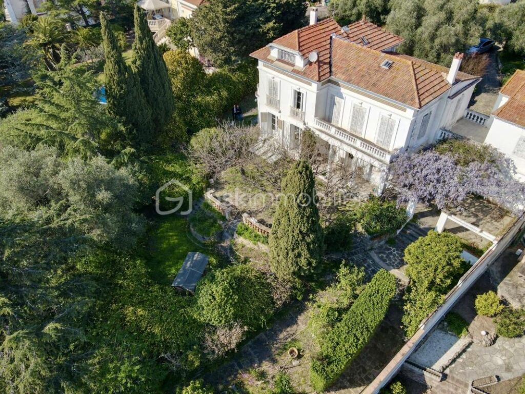 Centre de Saint-Raphaël – Élégante propriété de caractère des années 1930, vue mer sur un emplacement d’exception – 11 pièces – 5 chambres – 320 m²