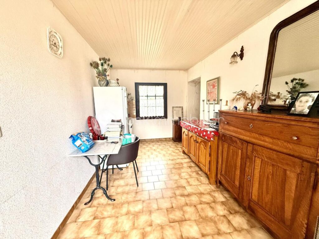 🏡À VENDRE VILLA DE 130 M2 + GRANDE VÉRANDA AVEC VUE PANORAMIQUE – GARAGE ET ABRIS DE JARDIN – FORT POTENTIEL SUR 1060 M2 DE TERRAIN – VALENSOLE – PRIX 305 000 € 🌿✨ – 5 pièces – 3 chambres – 130 m²