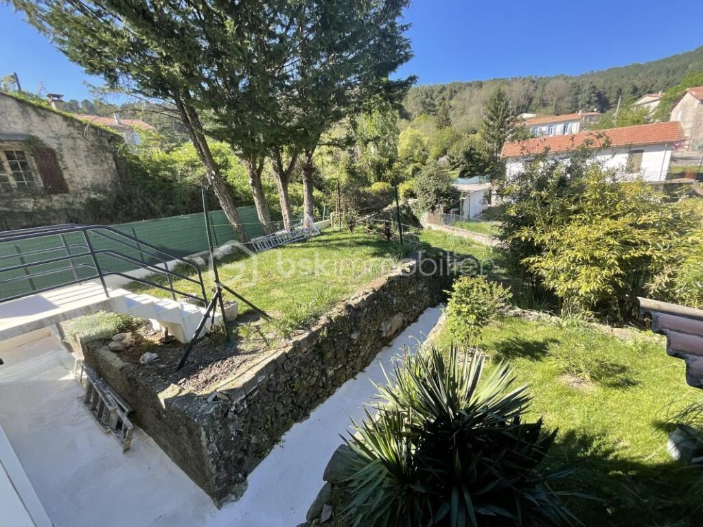 Charme bucolique et tranquillité à La Grand-Combe : Maison de village rénové avec terrasses ensoleillées – 3 pièces – 2 chambres – 65 m²