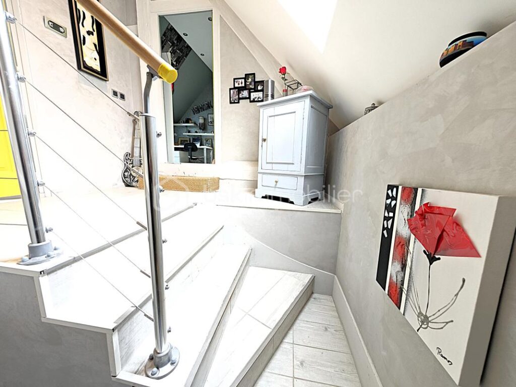 À 10 minutes de RAMBOUILLET, propriété de 220m²habitable sur terrain de 940m² avec une magnifique piscine de 5 M par 10 M – 4 pièces – 3 chambres – 171 m²