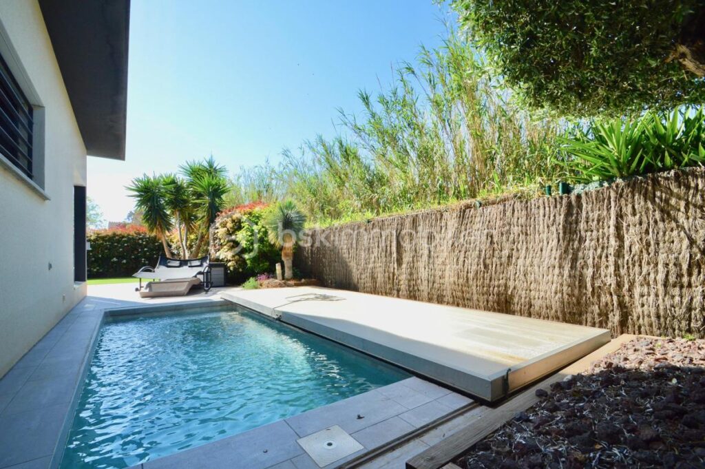 Belle villa avec jardin, garage et piscine – 5 pièces – 3 chambres – 180 m²