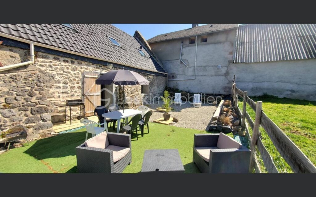 Ancienne grange rénovée avec vue dégagée – Fort potentiel en gîte – Freydefont (Saint-Nectaire) – 6 pièces – 4 chambres – 128 m²