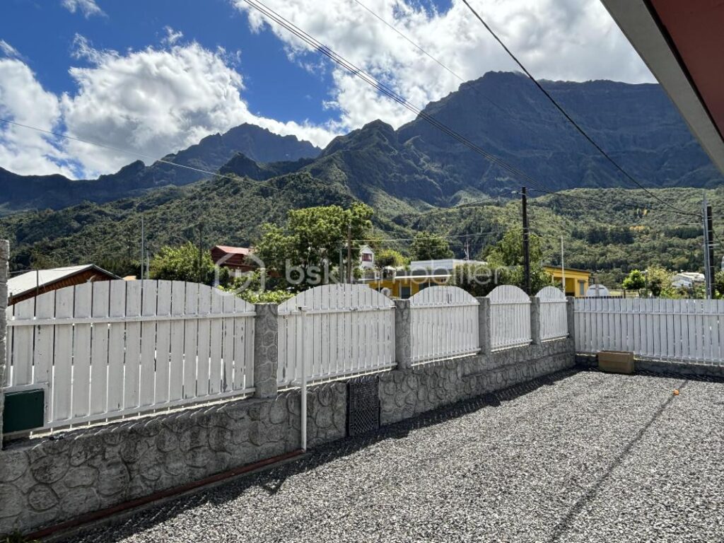 À vendre : Magnifique maison F5 de 2020 dans le cirque de Cilaos, à l’île de La Réunion – 5 pièces – 4 chambres – 137 m²