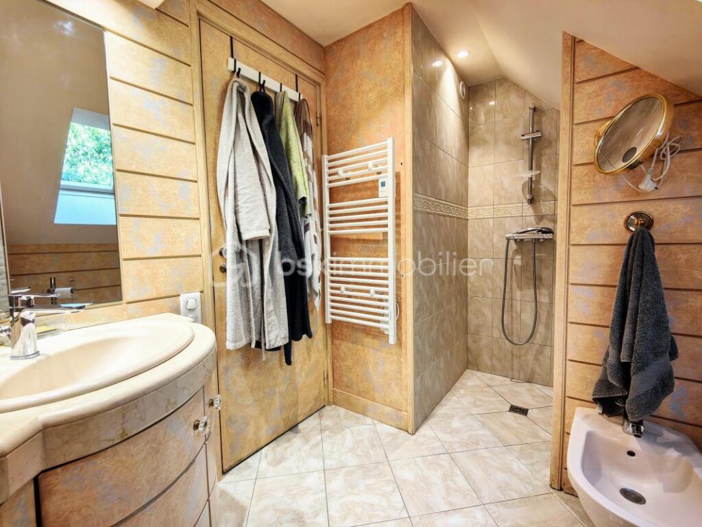 Au calme, grande maison familiale 6 ch av jardin clos arboré, terrasse et piscine couverte – 15 pièces – 6 chambres – 390 m²