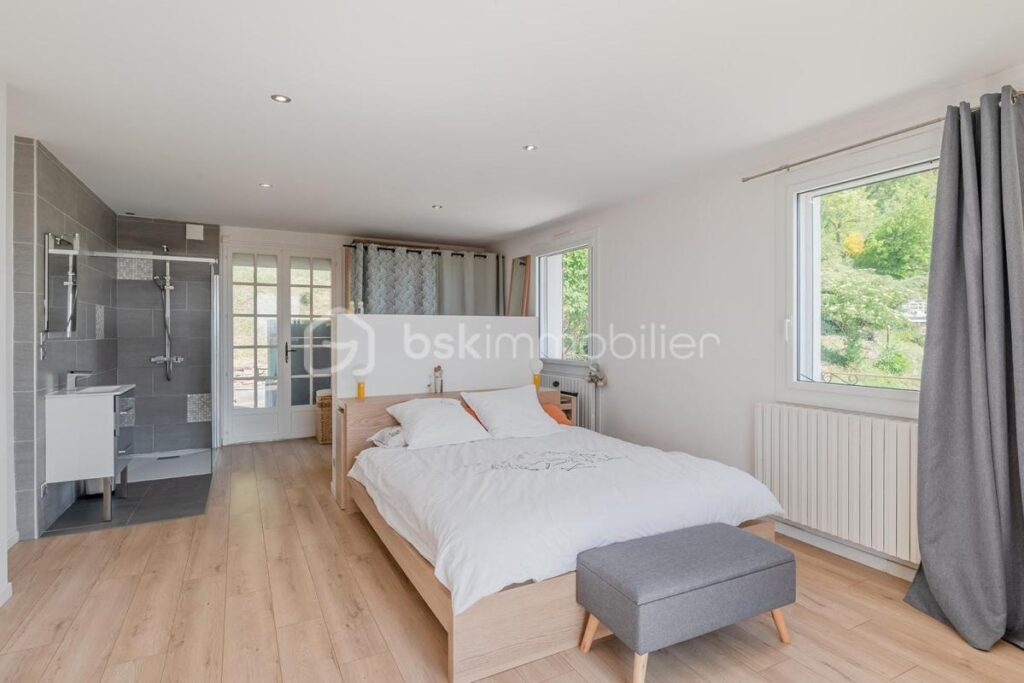 MAISON FAMILIALE AVEC VUE DÉGAGÉE, AU CALME DANS UN CADRE EXCEPTIONNEL PROCHE COMMODITÉS – 8 pièces – 5 chambres – 241 m²
