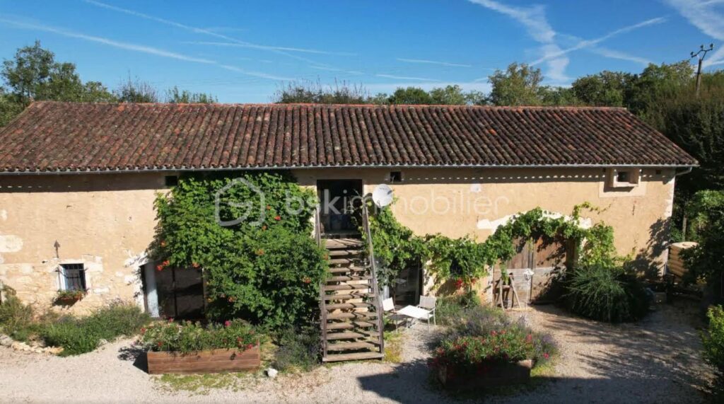 Évasion rustique en pleine campagne : sublime corps de ferme avec piscine et vaste terrain à Berganty – 15 pièces – 3 chambres – 374 m²