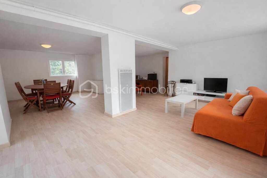 Maison familiale 183 m² avec piscine, grand terrain et vue nature – Rovon à proximité immédiate de Vinay – 6 pièces – 4 chambres – 183 m²