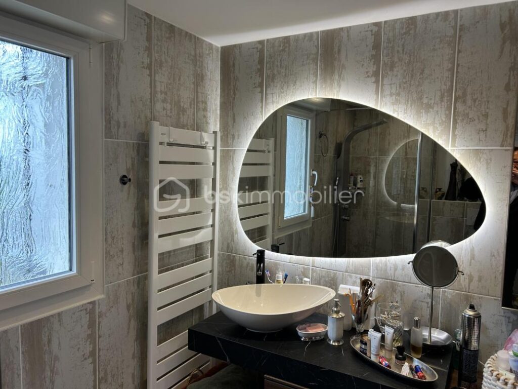 Maison spacieuse et lumineuse de 145m² avec terrasse agréable – 7 pièces – 3 chambres – 145 m²