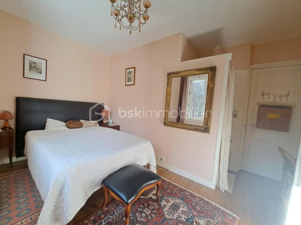 PROPRIETE DE CARACTETRE AVEC DEPENDANCE SUR ENVIRON 3750 M² DE TERRAIN DANS UN ENVIRONNEMENT CALME – 10 pièces – 7 chambres – 222 m²